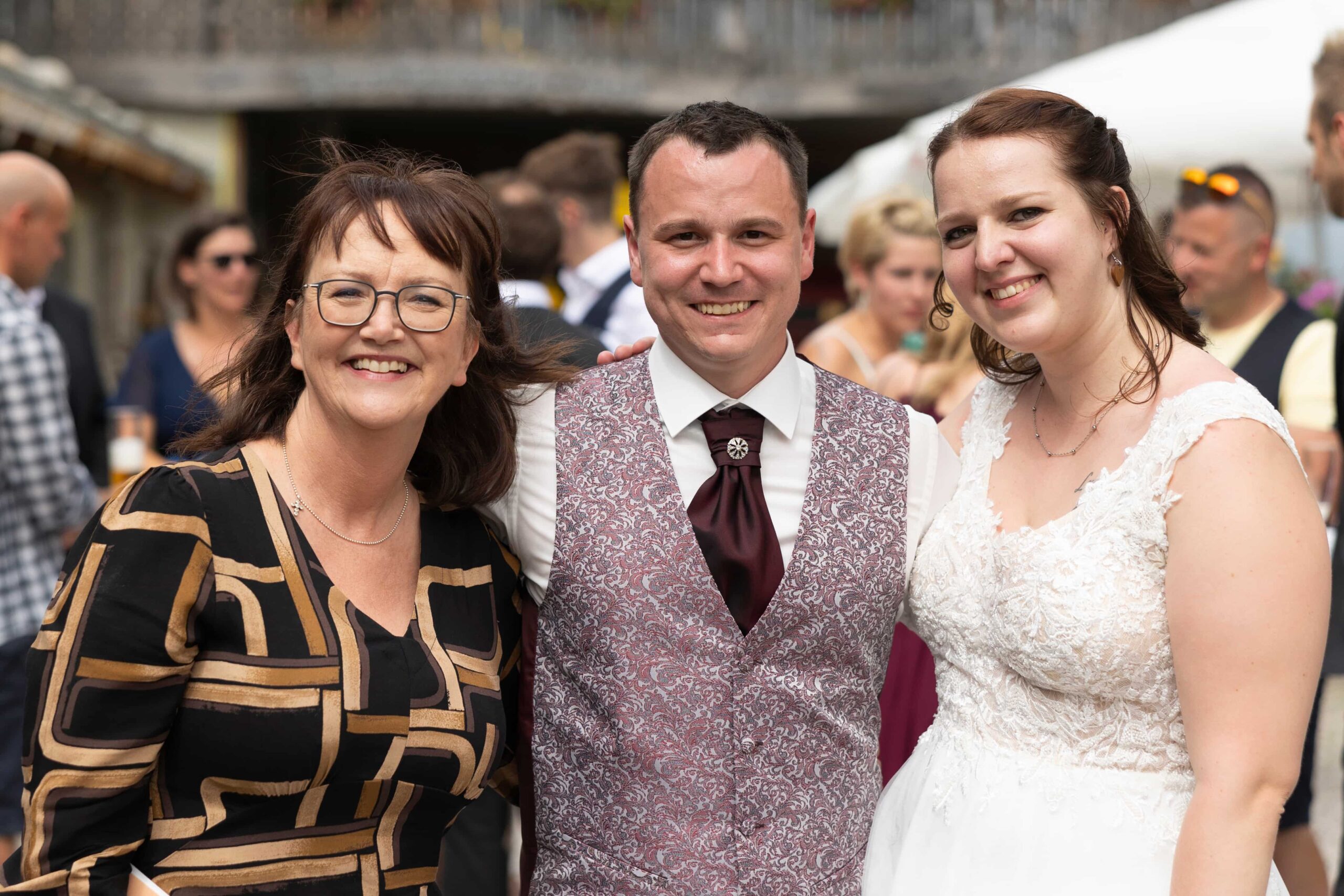 Wibke Mullur mit einem Brautpaar bei einer Freien Trauung.